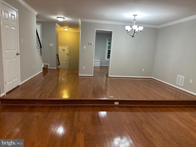 Building Photo - 10152 Village Knolls Ct