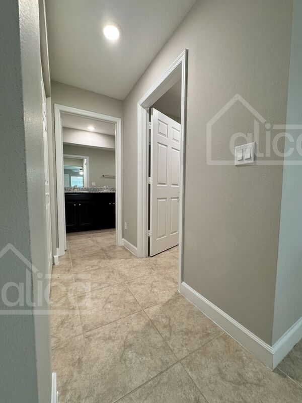 Building Photo - 735 Gelaso St SW