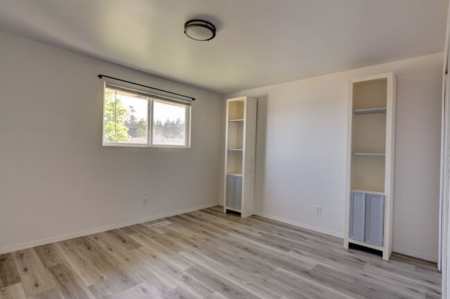 Building Photo - 3 Bedroom 2 Bath Single Story Home - Fenced Backyard
