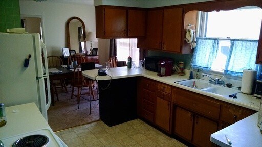 Building Photo - 3 bedroom, 2 bath Home: Available July 2026!