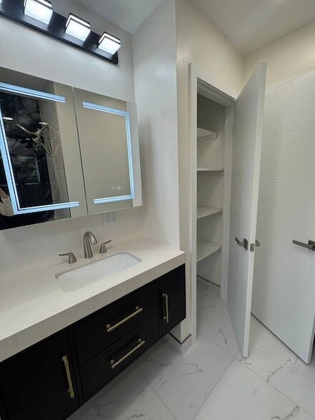 Building Photo - 5814 N Elston Ave