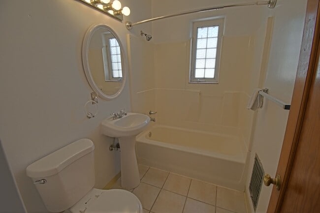Building Photo - Charming 2bd/1ba Available for Move In