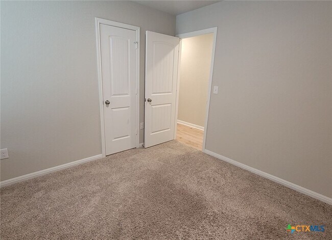 Building Photo - 417 Shiner Ln