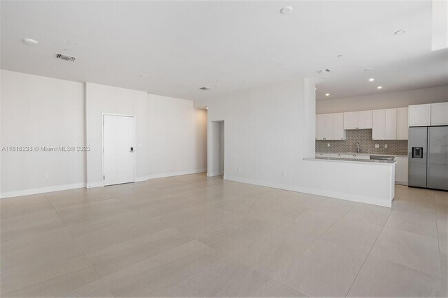 Building Photo - 555 NE 34th St