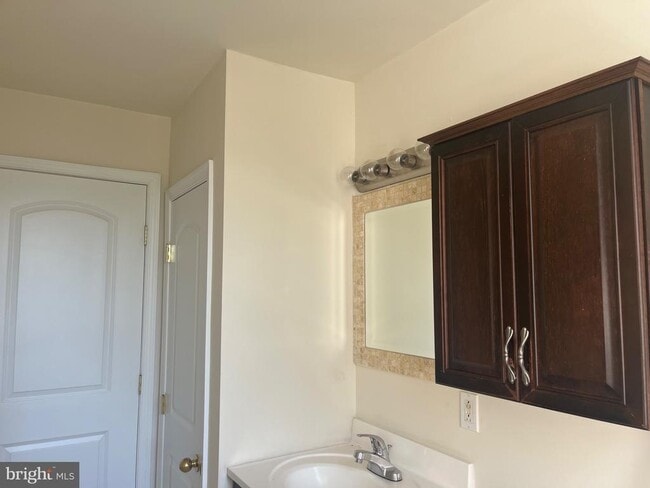 Building Photo - 740 Vernon Rd