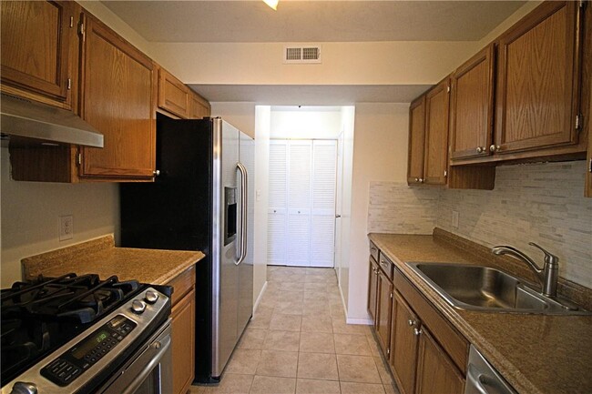 Building Photo - 2507 Whispering Hills Dr