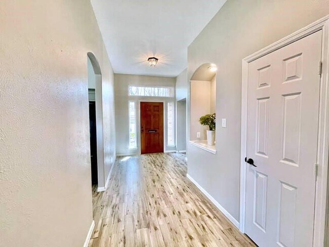 Building Photo - 2526 Lake Dale Ln