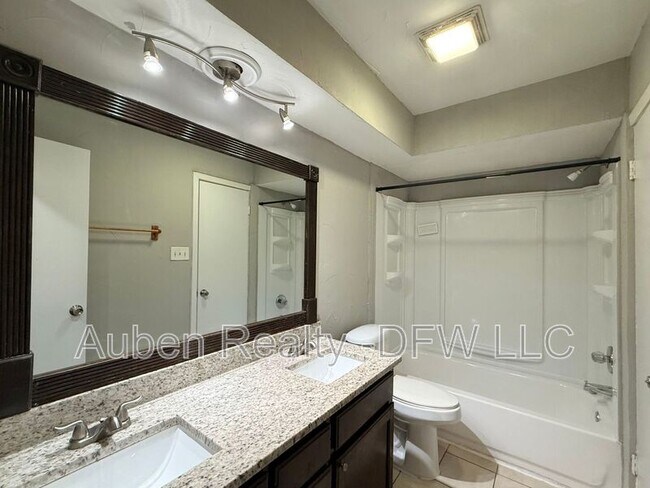 Building Photo - 118 Maple St