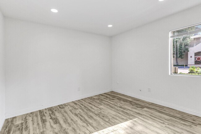 Building Photo - $500 MOVE IN SPECIAL! 2 BD, 2 BA Condo at Mission Plaza! 1000 Sq Ft w/ Great Amenities!