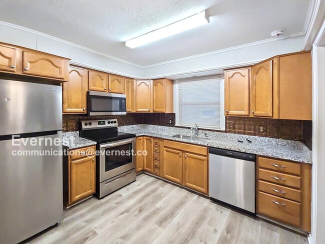Building Photo - Lovely 3-Bedroom Home with 2-Car Garage / ...