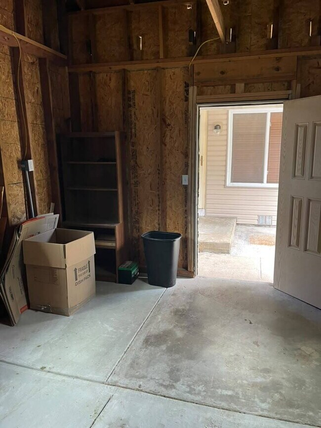 Building Photo - "Spacious 3 Bedroom/2 Bath Home in Florissant!"  Available for Move-In on 8/15/2026