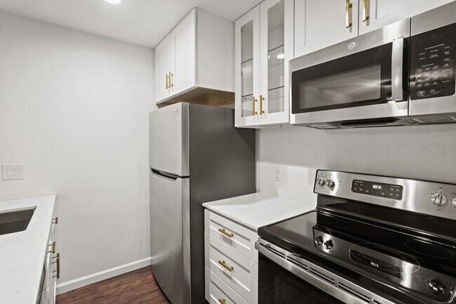 Building Photo - 2121 Fountain View Dr