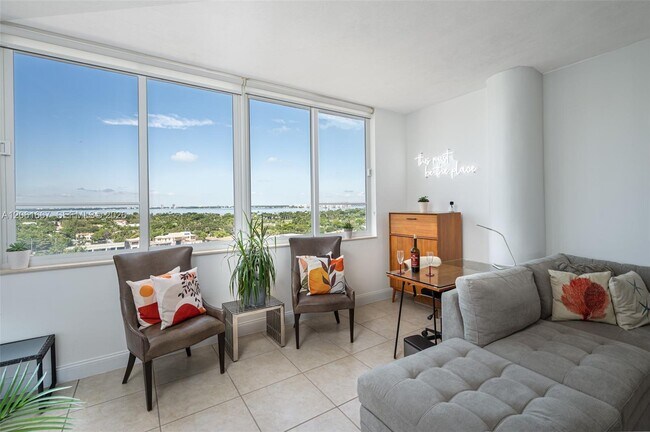 Building Photo - 5005 Collins Ave