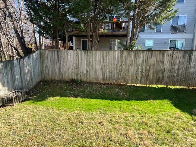 Building Photo - Renovated End-Unit Townhome