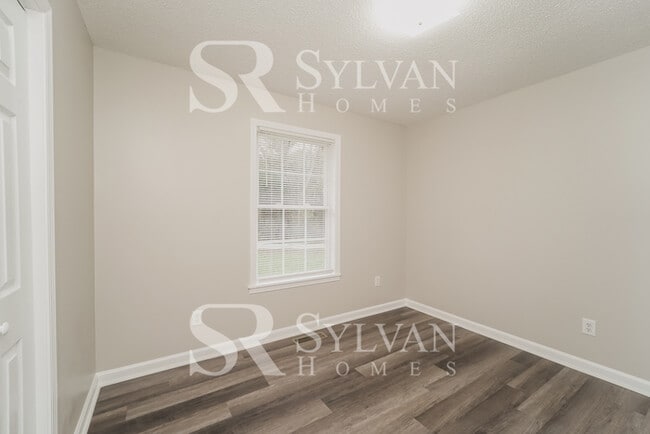 Building Photo - This charming home is move-in ready