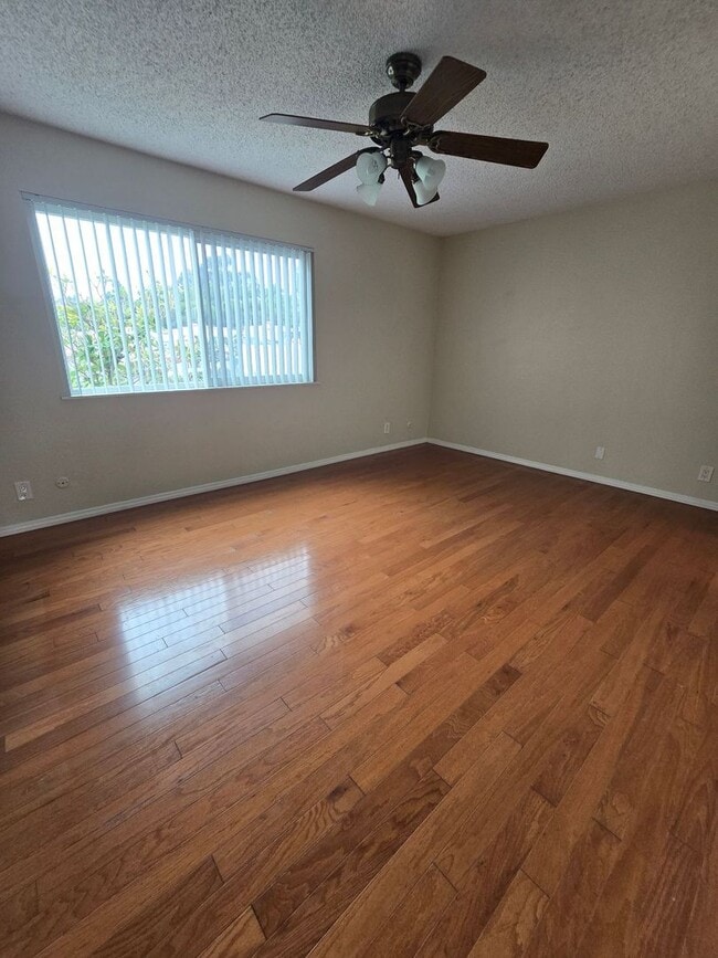 Building Photo - Spacious 2BD/2.5BA Town Home near Universi...