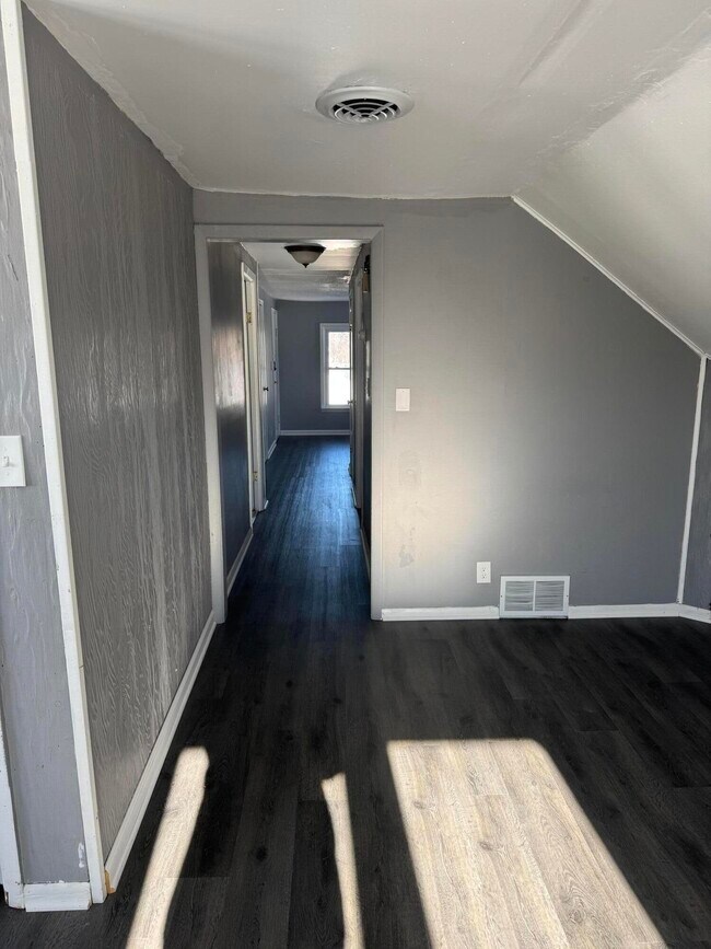 Building Photo - 1802 W Keefe Ave