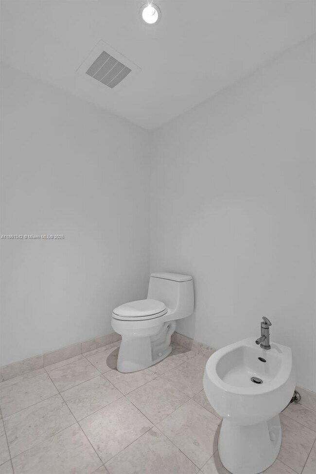 Building Photo - 1331 Brickell Bay Dr