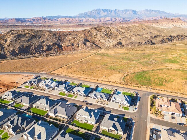 Building Photo - 6 bed / 4 bath / 3 car garage custom home in Pecan Valley