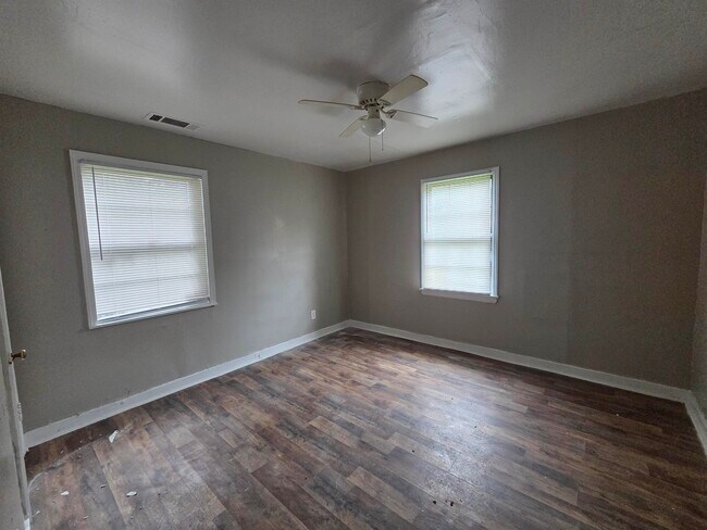 Building Photo - 4047 Chelsea Ave