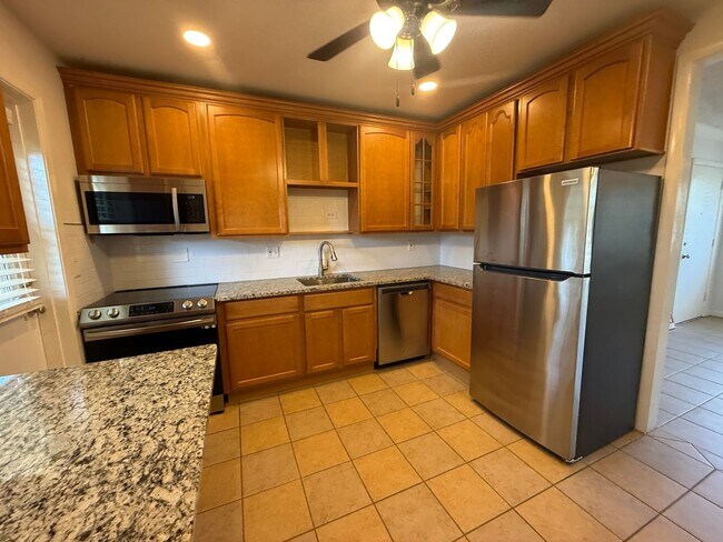 Building Photo - 640 Robinhood Dr