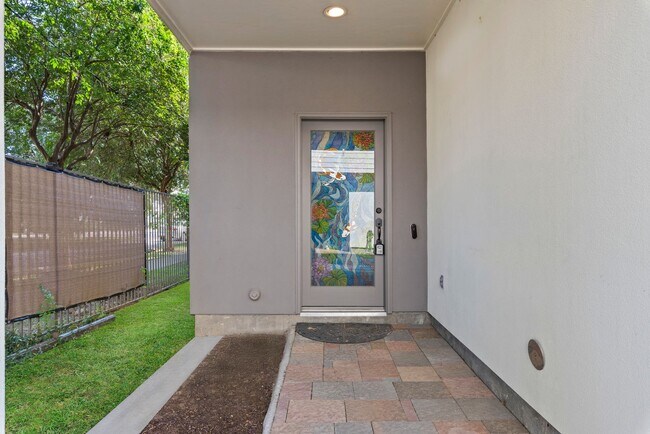 Building Photo - Contemporary Townhome Steps from Downtown/...