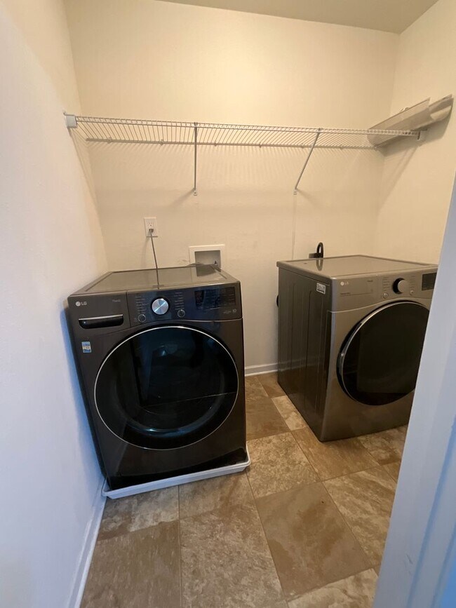 Building Photo - Large 5 bedroom home in Established Neighborhood ready to rent!