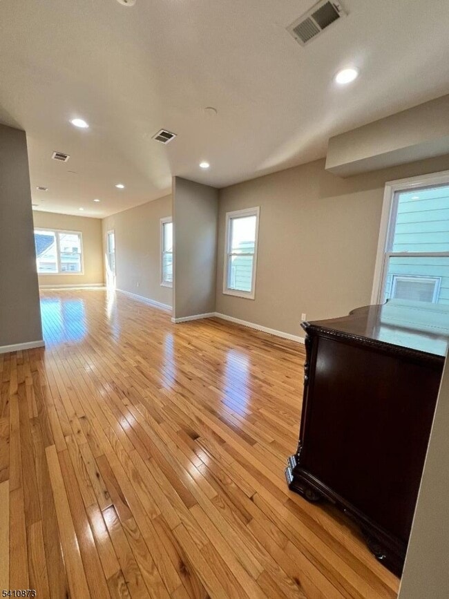 Building Photo - 485 E 27th St