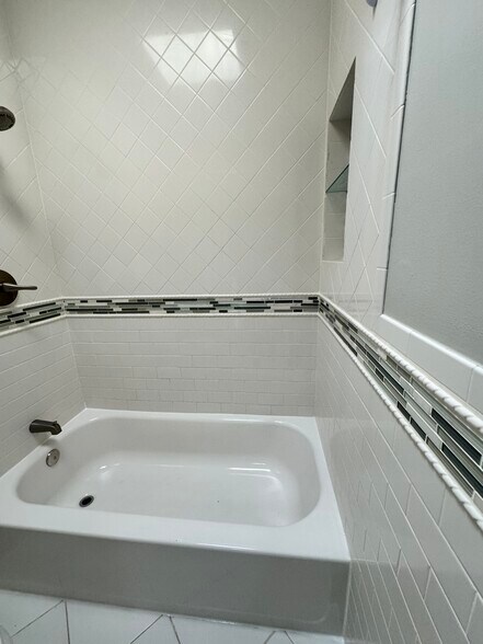 Building Photo - 418 Bonsal St