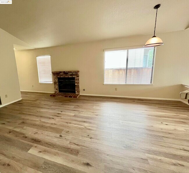 Building Photo - 730 Forest View Common