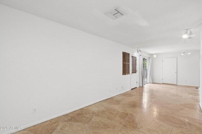 Building Photo - 1014 E Balboa Cir