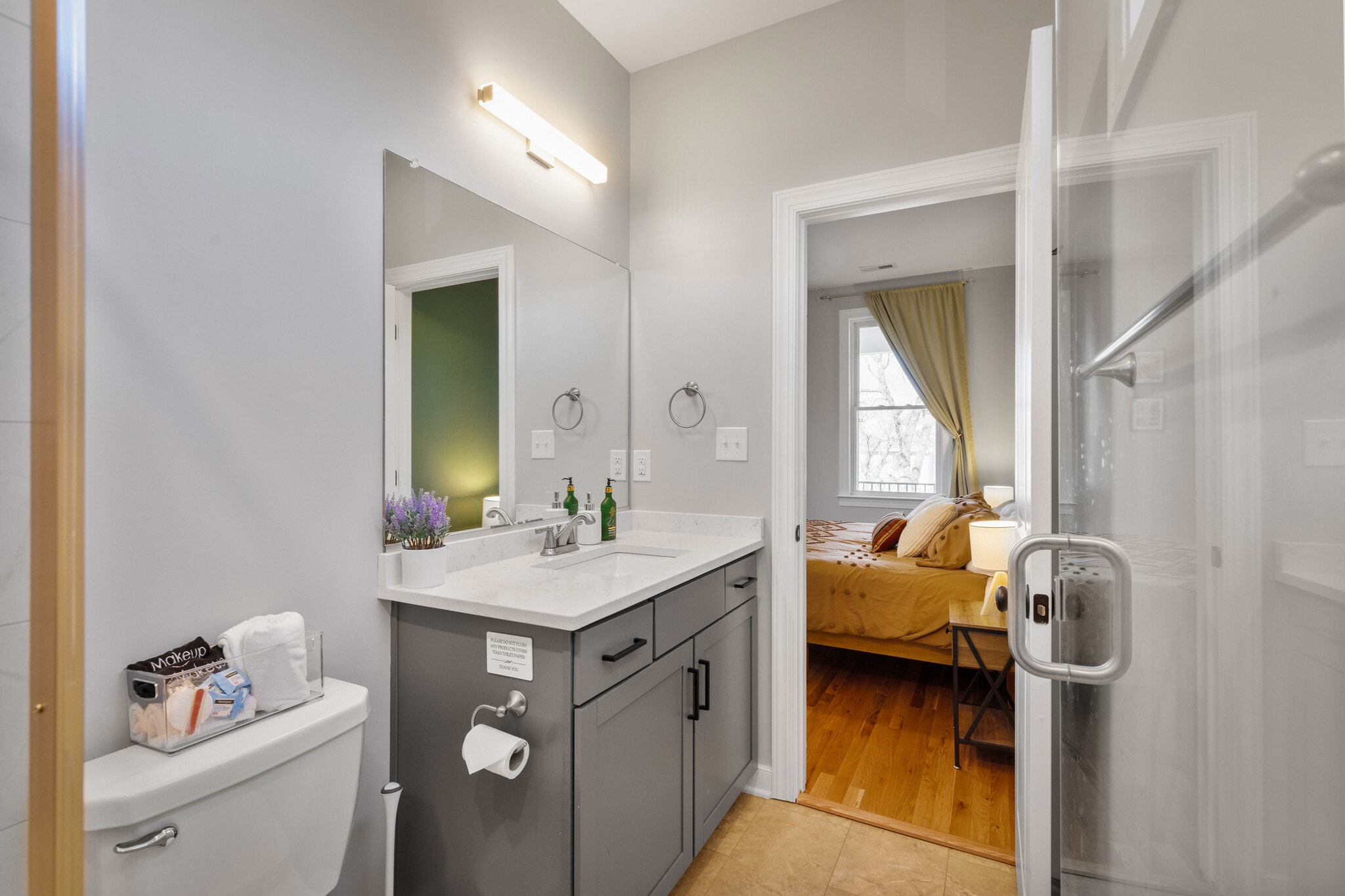 Ensuite Bathroom - 2511 Porter St