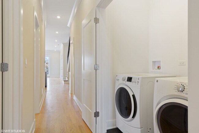 Building Photo - Pet Friendly 3 Bed 2 Bath Condo Quality in Roscoe Village