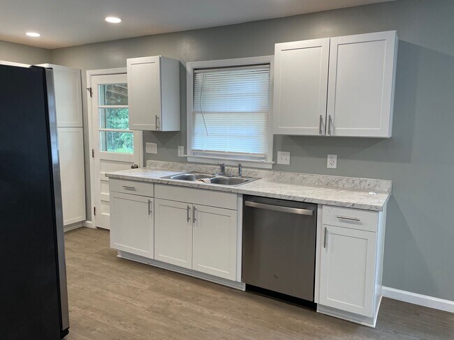 Building Photo - NEWLY RENOVATED 2 BED, 2 BATH HOME!