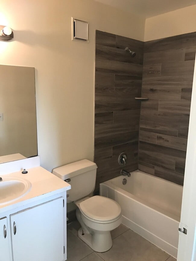 Building Photo - 212 Palm Cir E