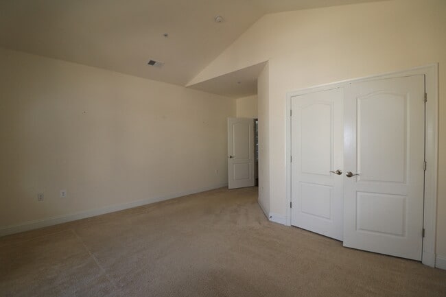 Building Photo - SHORT TERM LEASE AVAILABLE -- Luxury TH in Bethesda - 4 bed + 3.5 ba - Elevator TH in Gated commu...