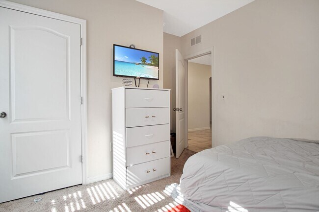 Building Photo - Discover this lovely 4-bedroom, 2-bath home in the sought-after Squires Grove community