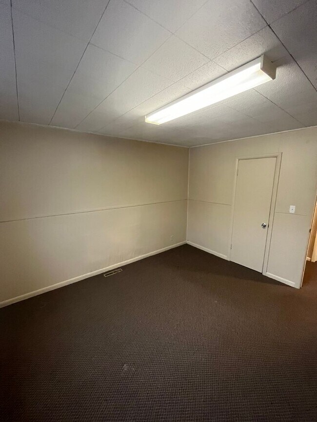 Building Photo - 614 E Streeter Ave