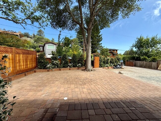 Building Photo - CHARMING THREE BEDROOM ONE AND HALF BATH H...