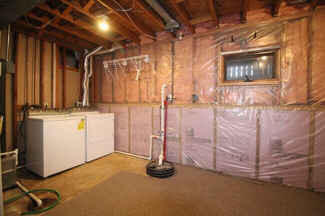 Building Photo - QUIET NEIGHBORHOOD!!  3 Bedroom, 1.5 Bath Home in Norwalk