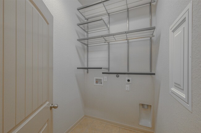Building Photo - 12805 Shady Springs Dr