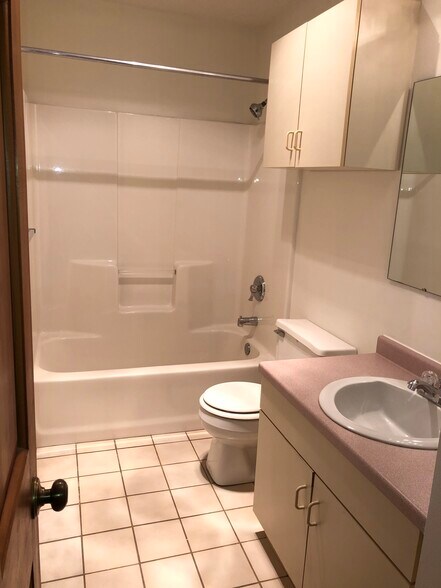 Building Photo - 1929 Victory St