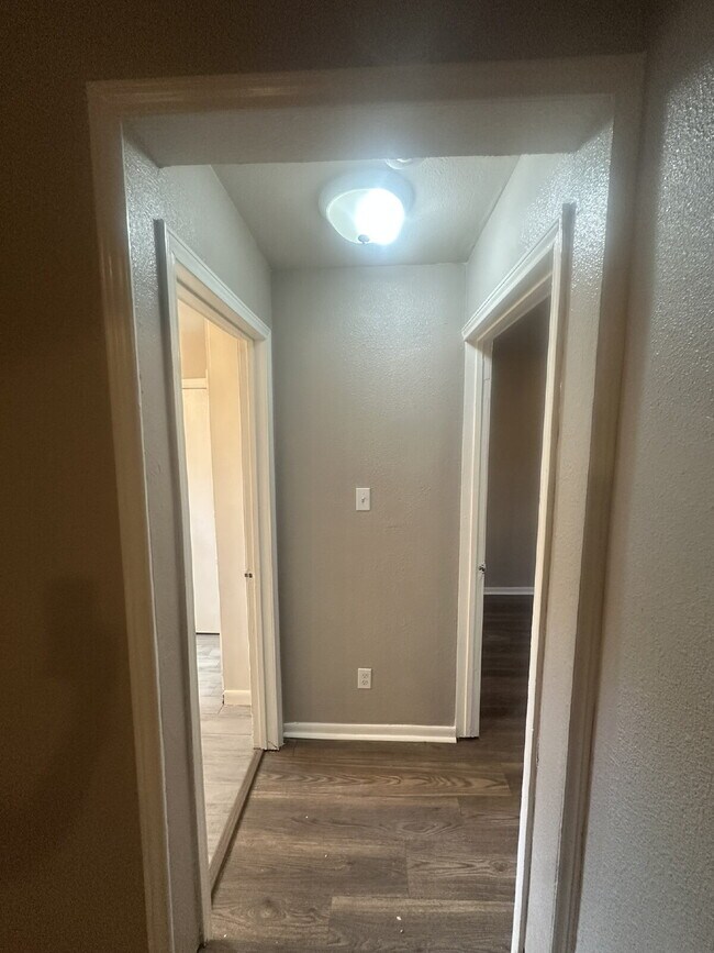 Building Photo - 2 Bedroom 1 bath apartment