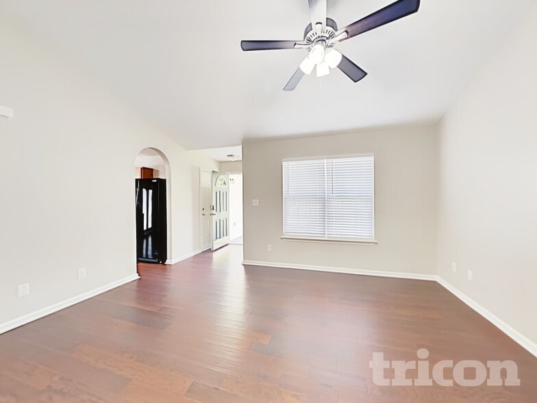 Building Photo - 1829 Mission Oaks St