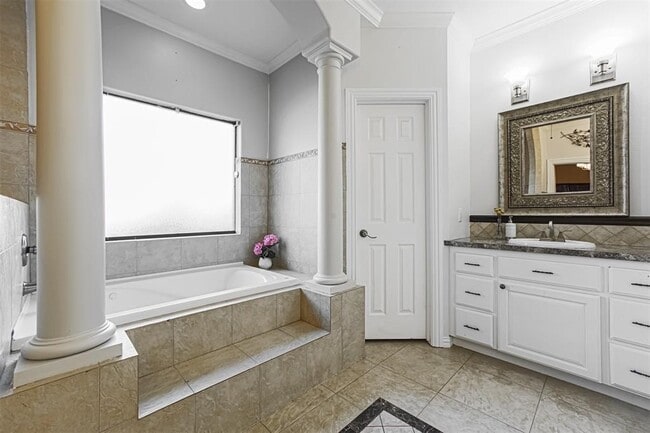 Building Photo - 6203 Oak Bay Dr