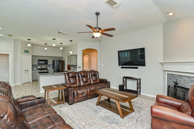 Building Photo - 2526 Lake Dale Ln