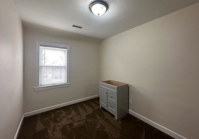 Building Photo - Charming 3Bedroom/1Bathroom in Cameron Vil...