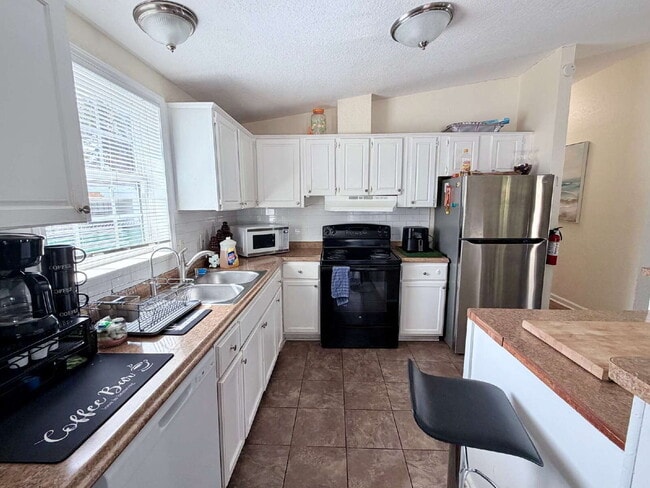 Building Photo - "Charming 1-Bedroom for Rent, Oasis in Vibrant West Palm Beach – Your Ideal Urban Retreat!"