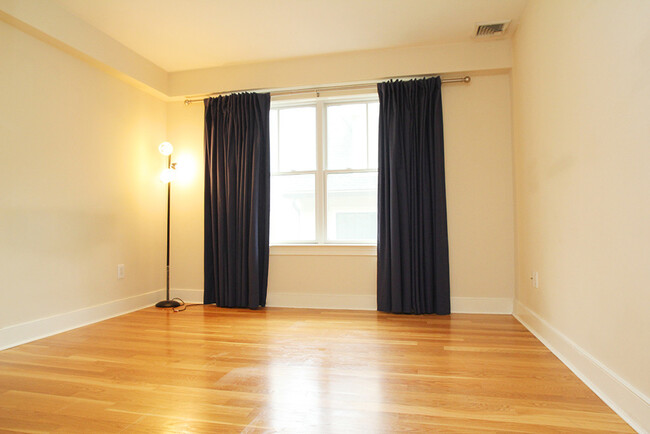 Building Photo - 109 Forest St