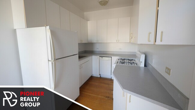 Building Photo - 812 W Waveland Ave